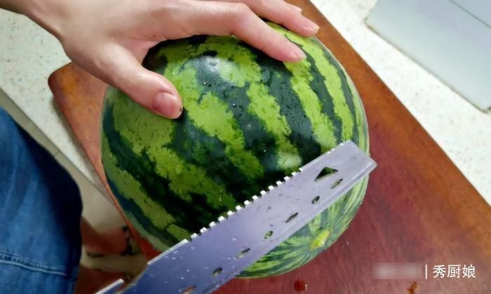 保鲜盒|韩国大妈教的切西瓜方法，在朋友圈火了，网友：用勺挖不香吗？