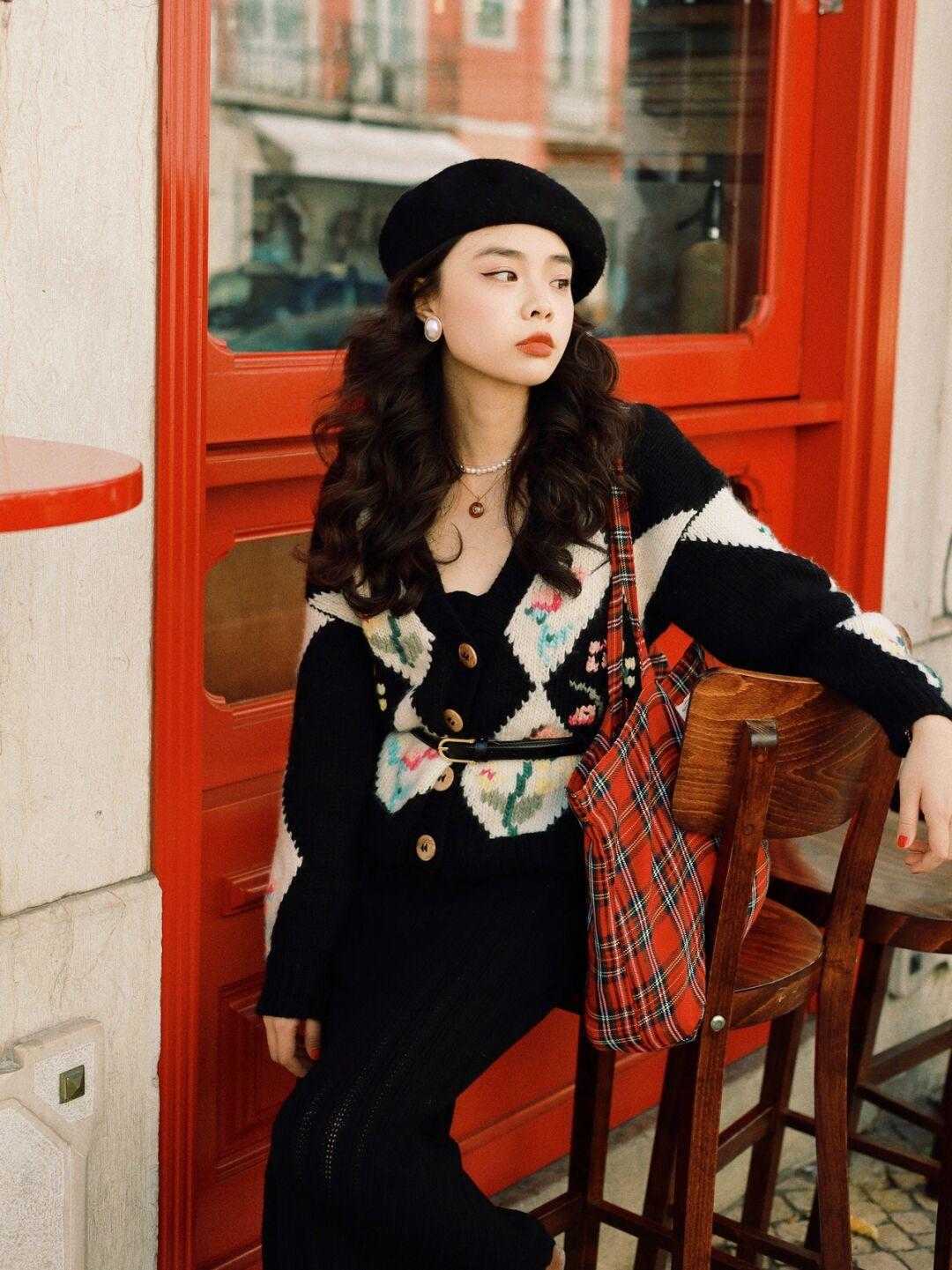 氛围感|圣诞装备可不止有红绿配,跟着博主这样穿,美得高级又与众不同