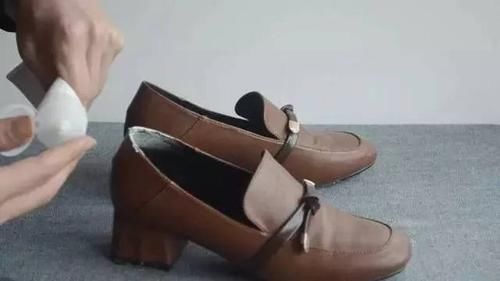 包装纸|鞋子挤脚？老司机教你2招，学会后鞋子怎么穿都舒服！