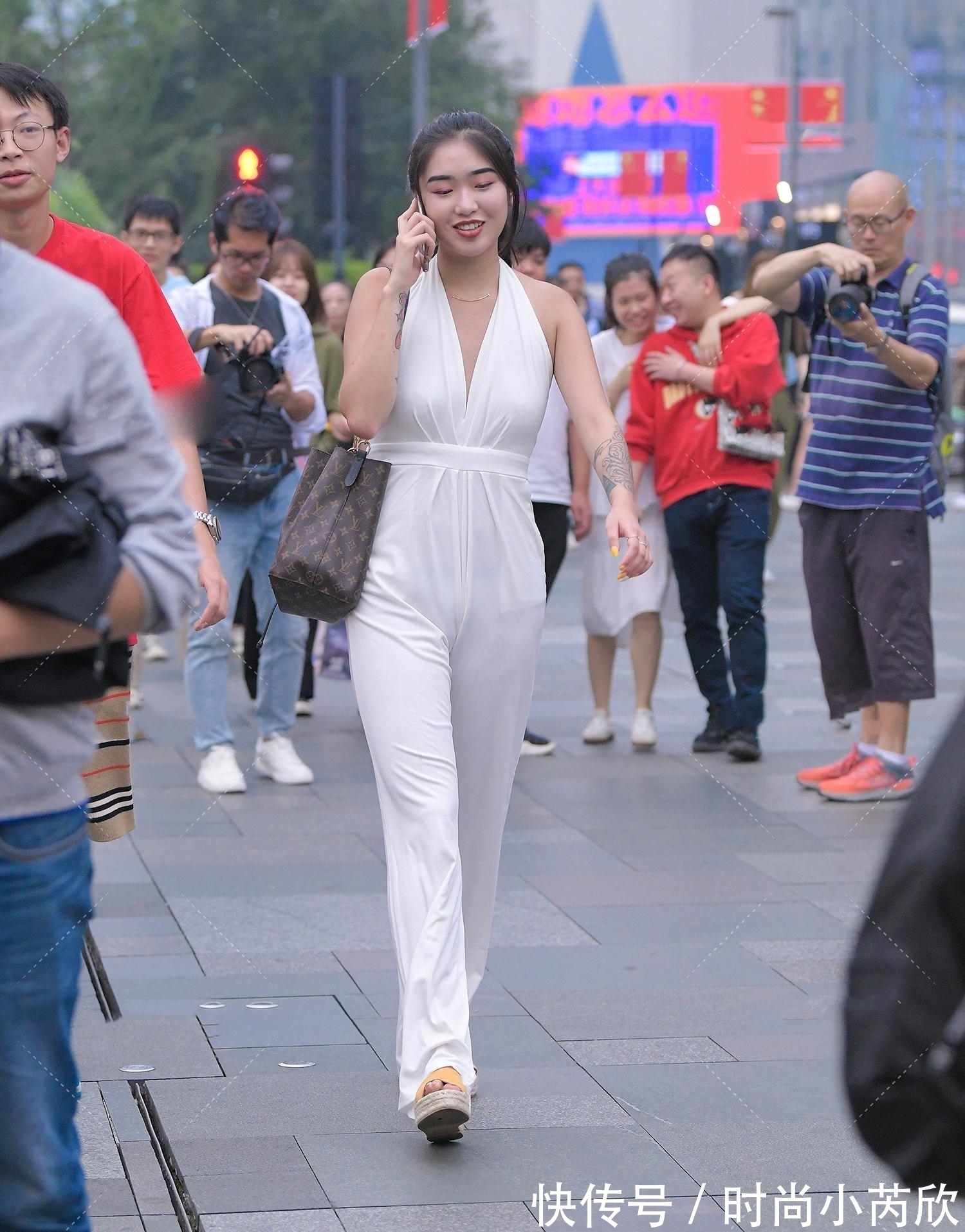 白色 花臂靓妹搭配白色套装,背面成为穿搭的“亮点”,纯白色打造“干净气质”