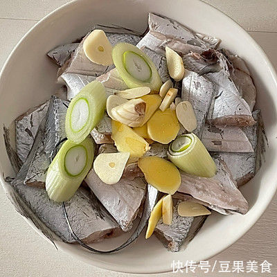 红烧带鱼|这道#东古家味美食#红烧带鱼，最适合宝宝吃