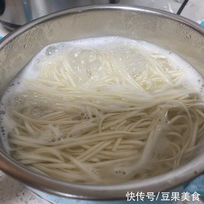 家人|这道晚餐｜鸡胸肉丝炒面，家人天天求我做