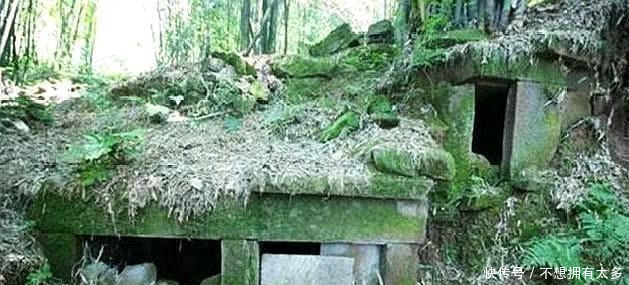 考古队走后小学生捡到龙袍,再次引来考古队,打开后发现开国皇帝