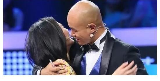 江苏卫视|主持人乐嘉回应“强吻谢娜”一事，称网友没有最基础的分辨力