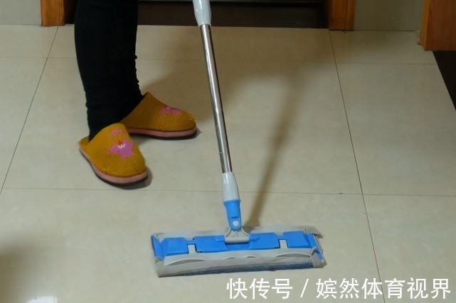 清水拖地等于“白拖”，教你一招，拖完不留水渍不沾灰，干净省力