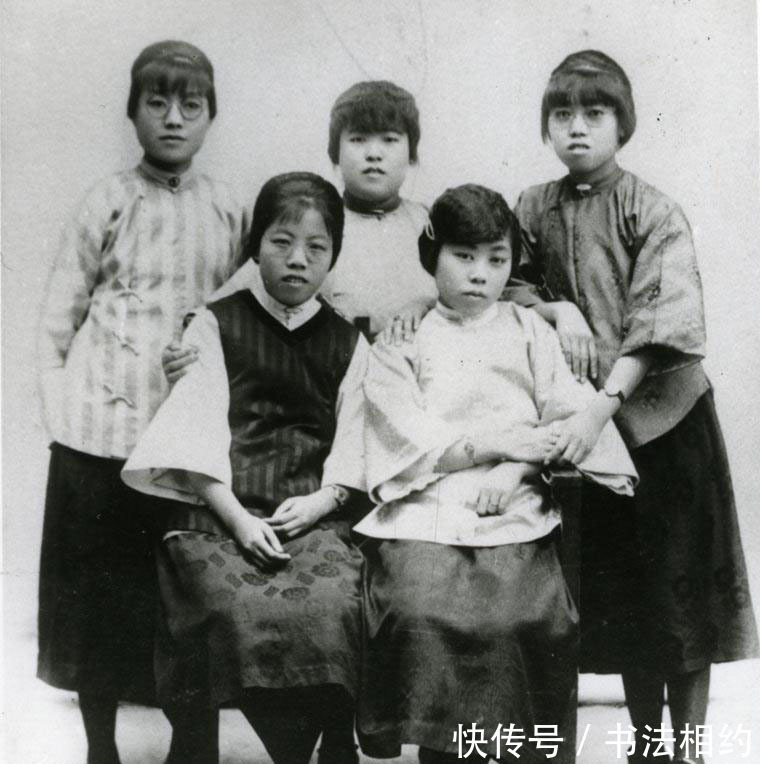 师范$邓颖超师范求学间所书榜书“甫事”,被校刊刊登,颜骨欧韵,佩服