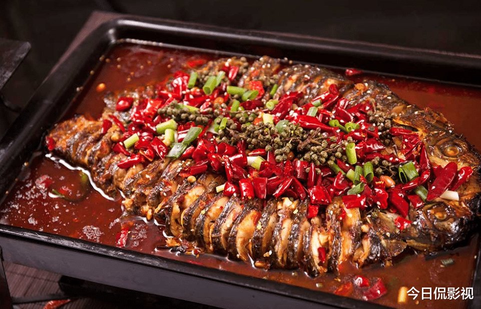 鱼肉色泽金黄，有烟熏味，油亮泛香，引人食欲