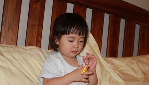 宝宝脖子长羽毛,家长当过敏治,医生说出原因家长吓出一身汗