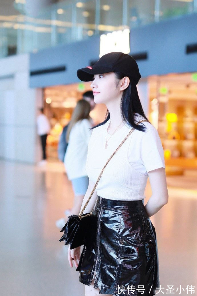 丹宁布|美女街拍:亮黑的裙子,但如果您不知道如何匹配它,您将轻松佩戴T恤