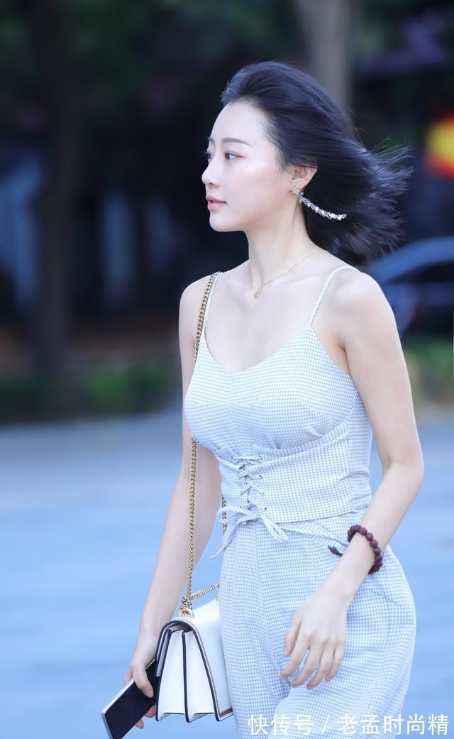 性感|街拍:遇到一枚身材苗条笑容甜美的姑娘,喜欢吗?