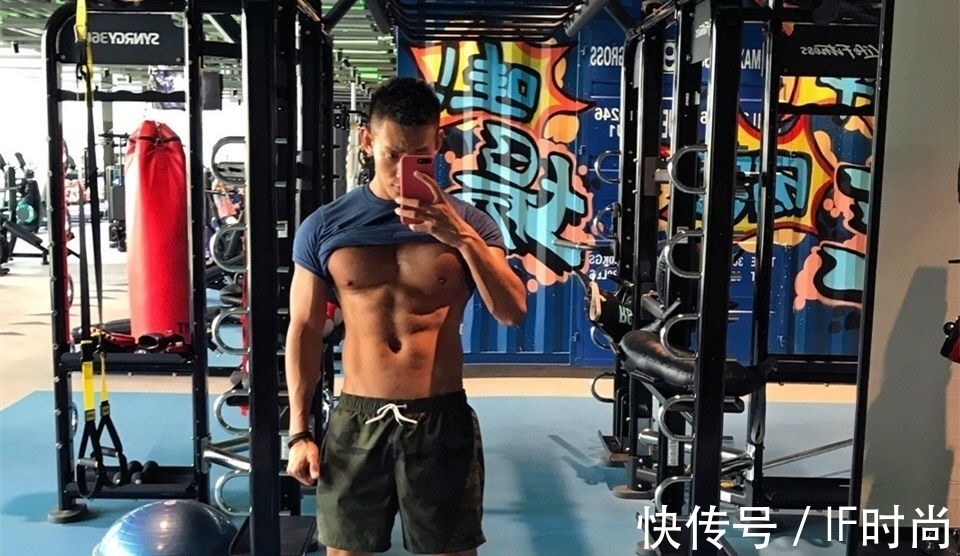 腹肌|颜值与身材俱佳的90后型男,结实的腹肌和胸肌让人心动!