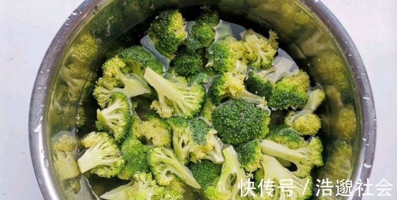 西蓝花|26岁女子常年便秘，肠道坏死，医生：这3种食物是“清粪高手”，不妨常吃