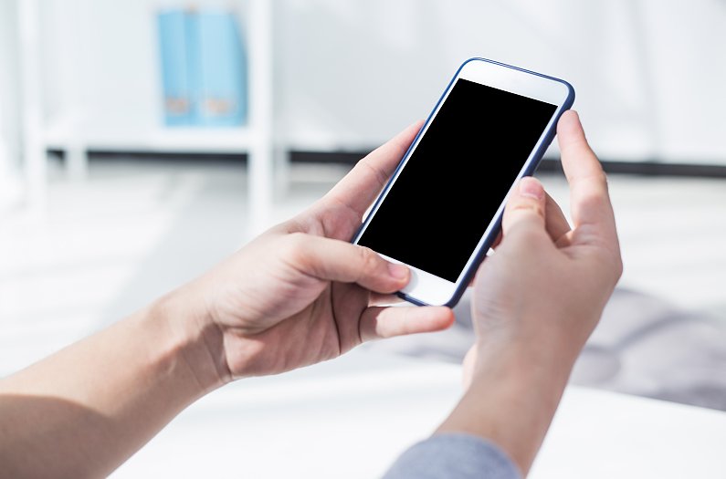  注意！熬夜玩手机，可能导致“眼中风”→