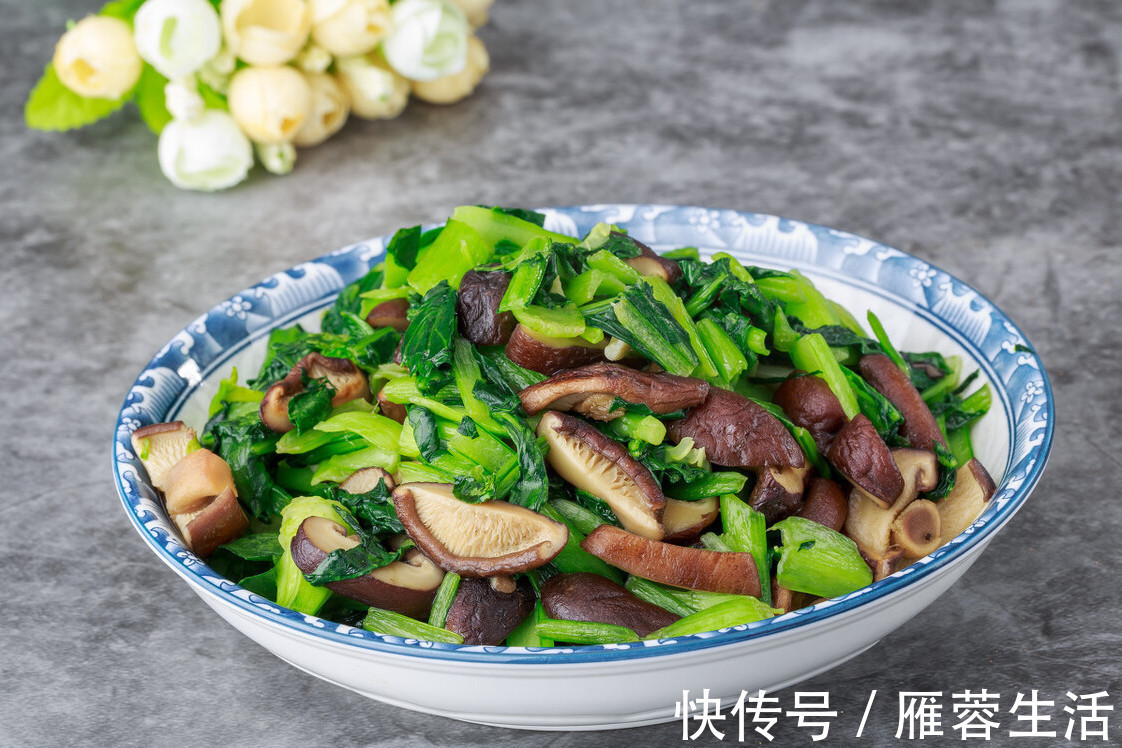 青菜|炒青菜不可直接下油锅，掌握2个关键技巧，青菜又脆又嫩不变色