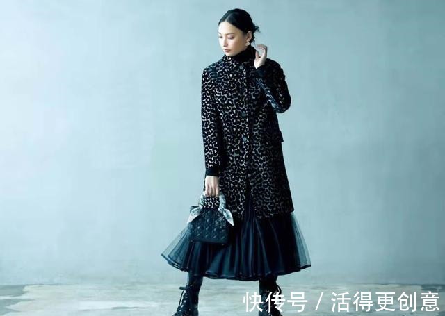 小西装 别再相信黑色百搭了!睿智华丽风的“黑色穿搭”晋级课,让你秒懂!