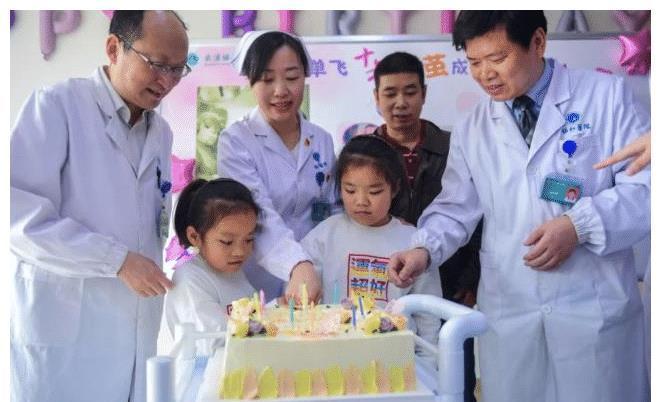 父母|还记得我国首例“坐骨连体”双胞胎女婴吗?多年后,她们化茧成蝶