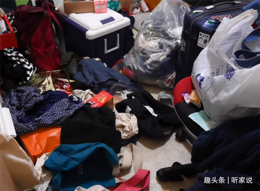 姑娘|“囤积癖”姑娘10㎡卧室，衣服堆积如山，3名整理师8小时打扫干净
