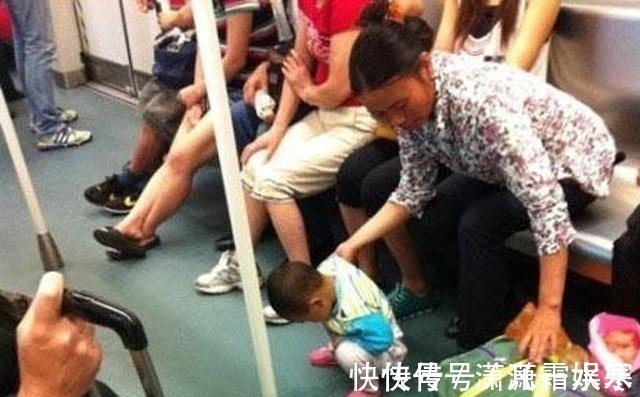 家长|地铁上，妈妈坐着玩手机却让孩子躺地上，宝妈解释后获乘客们称赞