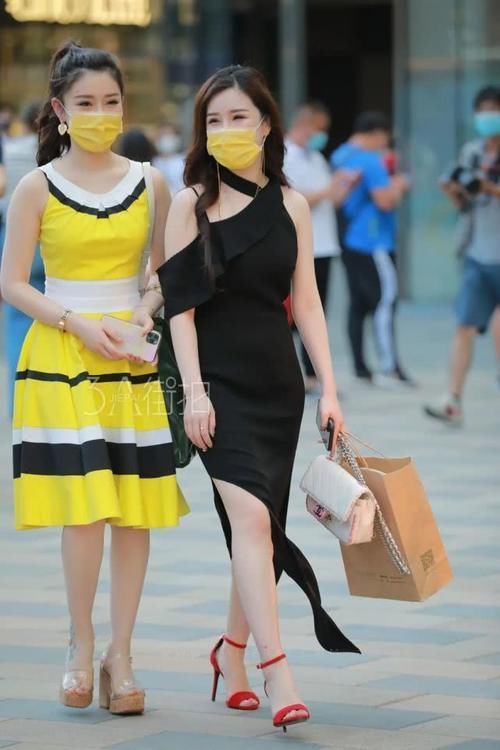 时尚|街拍亮色搭配时尚又好看,同色穿搭打造极简舒适美