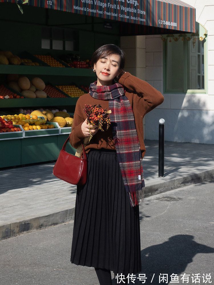 毛衣|有气质的中年女人,在冬天喜欢穿“毛衣+百褶裙”,优雅有女人味