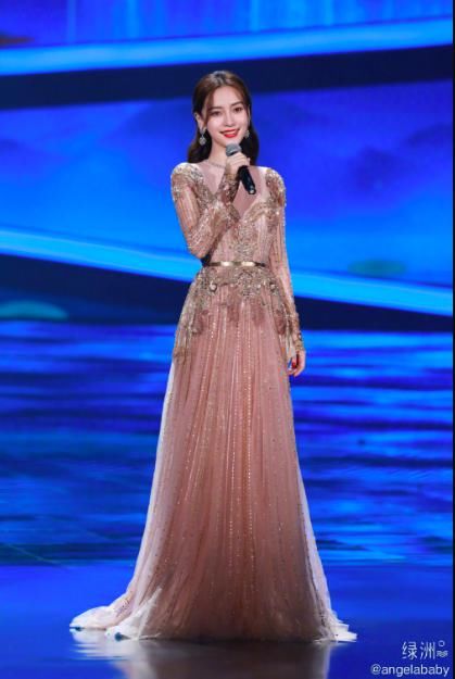  baby|跑男路透邓紫棋王霏霏加入，baby紧身裤显胯大，邓紫棋成一米五