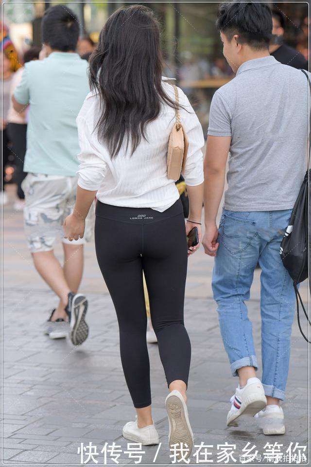 白衬衫搭配黑色小脚裤,宽松时尚,尽显独特气质