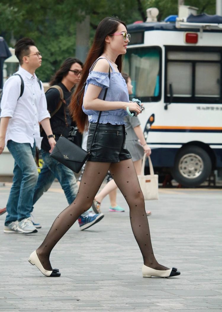  可爱|街拍：可爱清纯的大学生妹子，也有时尚一面