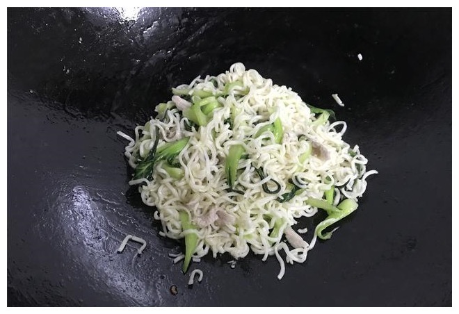 不想做饭就来碗快手炒面，美味营养，简单易做，10分钟吃上