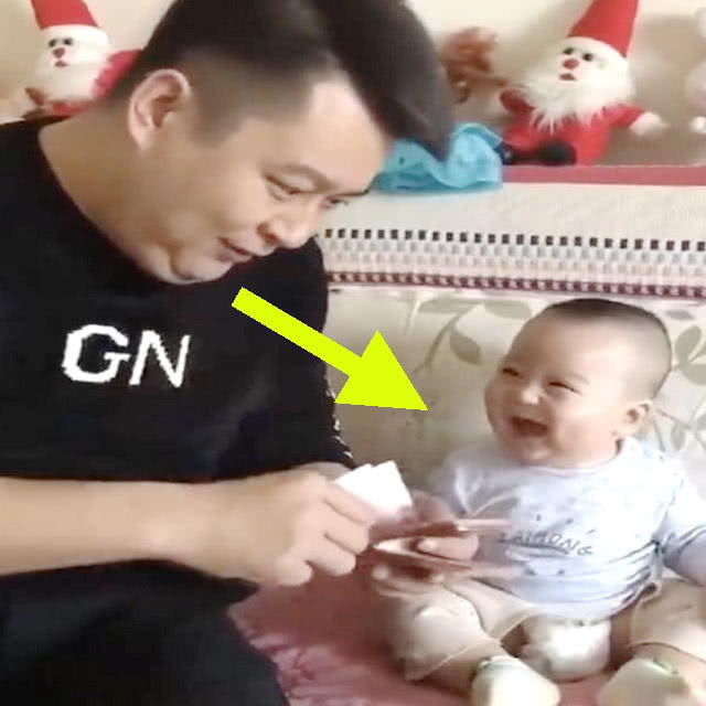 消极情绪|看到爸爸这么多钱,宝宝笑得停不下来,网友:这小子以后有前途