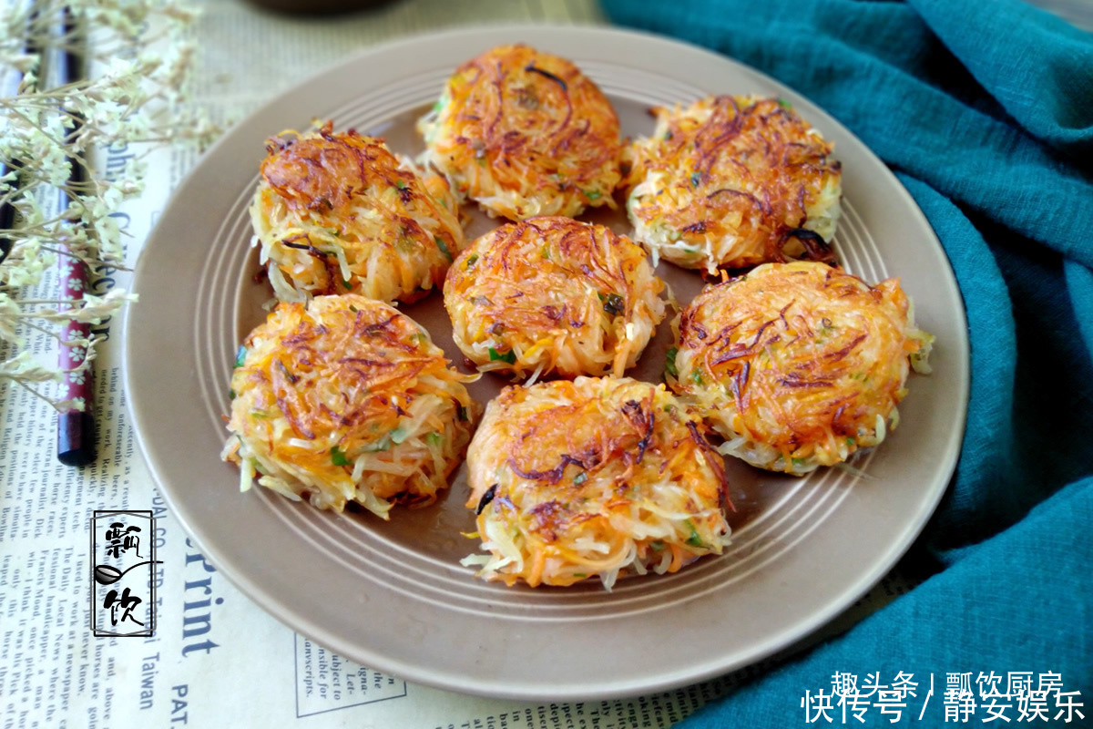 1个土豆,1个胡萝卜,不加面,不加水,做成菜饼子,一盘吃饱