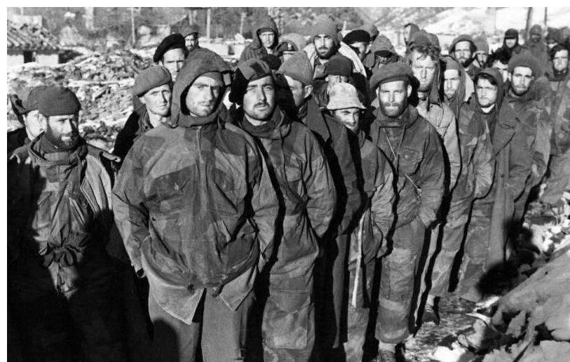 绿色|英军战俘：我们害怕志愿军三样东西，冲锋号、迫击炮和绿色激光