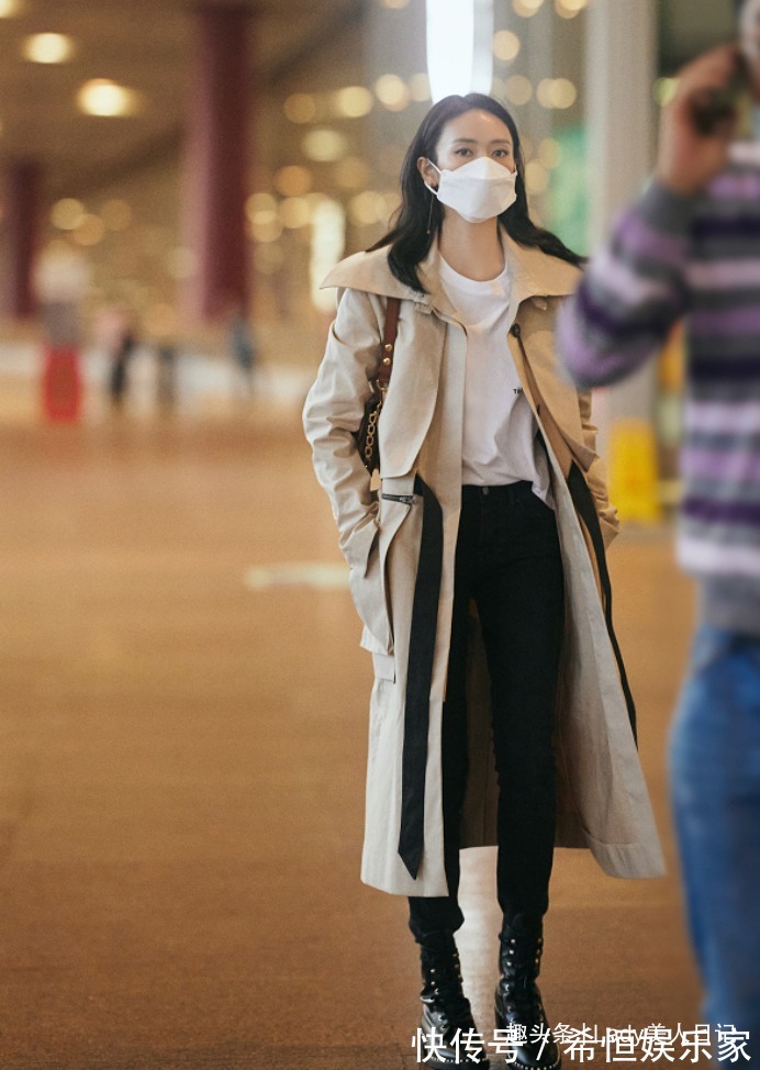 牛仔裤 风衣是永不过时的时尚单品,其实它的搭配很简单,不需烈焰红唇