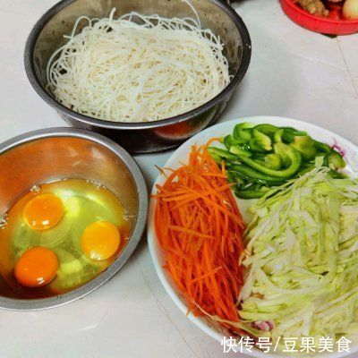米粉|自从学会包菜炒米粉，我就不想再吃外卖了