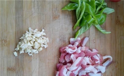 它是皱纹的“克星”，和辣椒炒，皮肤如剥壳鸡蛋，防止脂肪堆积