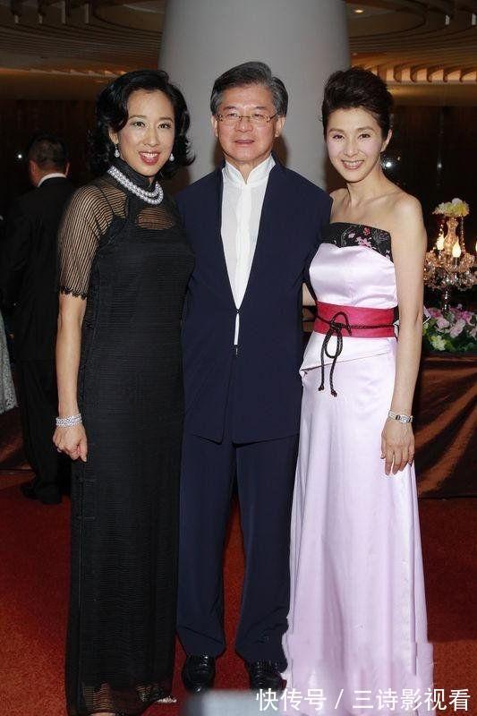 典雅 郭晶晶婆婆被宠成公主,当众高调给老公撒娇,穿纱网旗袍一脸福相