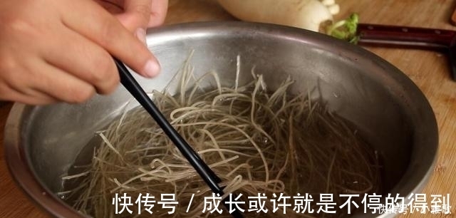 毛钱|天冷了，遇到这菜别错过，2毛钱一斤，锅中炖一下，比吃肉还下饭