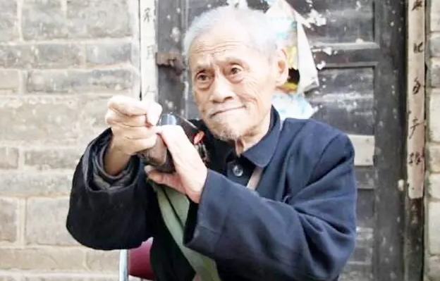 士兵|抗战老兵收藏了一把日本军刀，日本欲花三千万购买，老人一口回绝