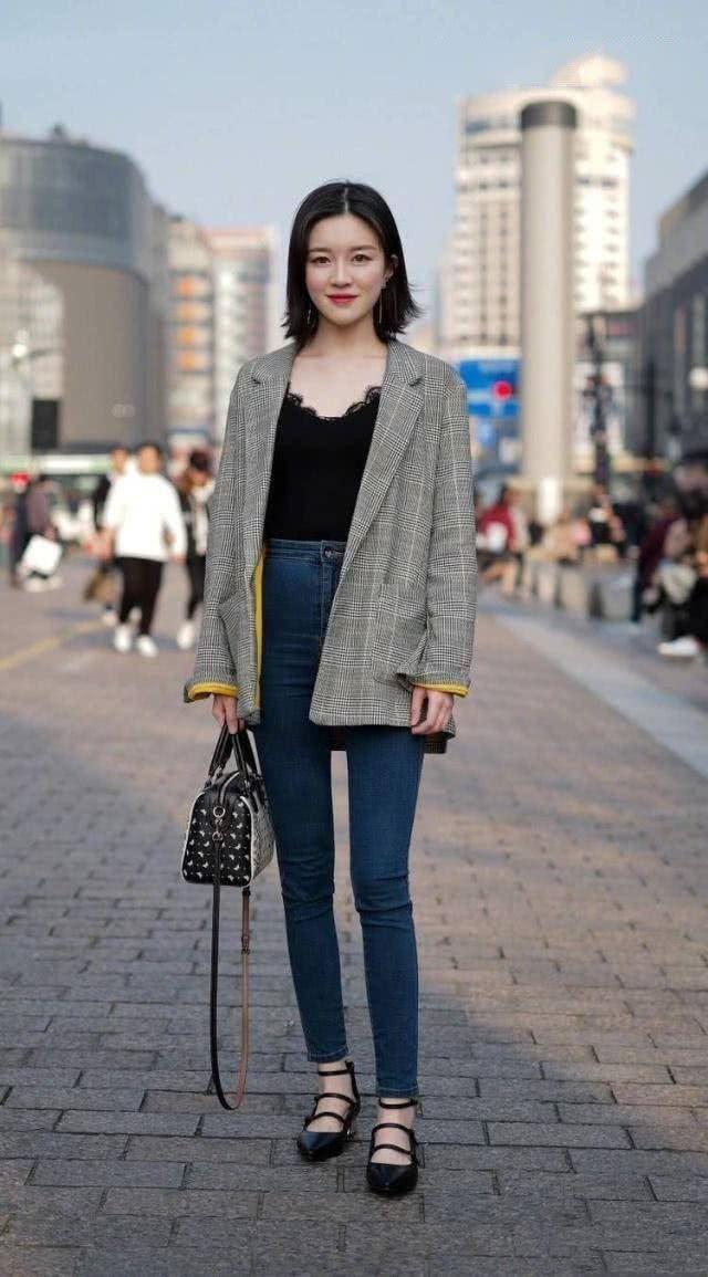 牛仔裤|端庄大方的短发美女,休闲西装搭配蓝色牛仔裤,绽放出不一样的魅力