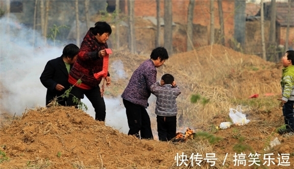 风水！坟边长竹须迁坟，坟前两物成富人，“两物”是什么？