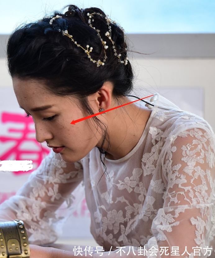 皮肤|斑点皱纹、妆浓浮粉、含胸驼背,看完女星生图,再也不容貌焦虑了