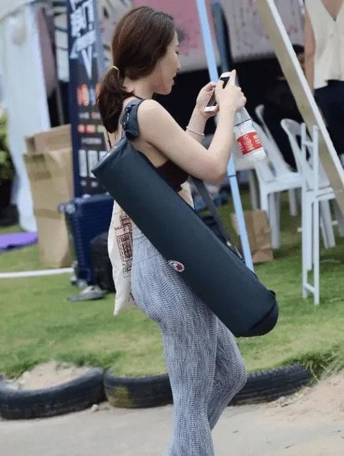 辣妈|灰色高腰瑜伽裤街头拍摄，姣好身形十分迷人！实在是太美了！