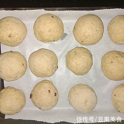 第一次尝试无油无糖全麦欧包，没想到这么好吃