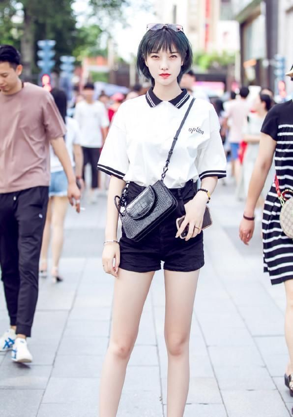 搭配|街拍小姐姐白色的T恤搭配黑色的短裤,很显青春活力的气息