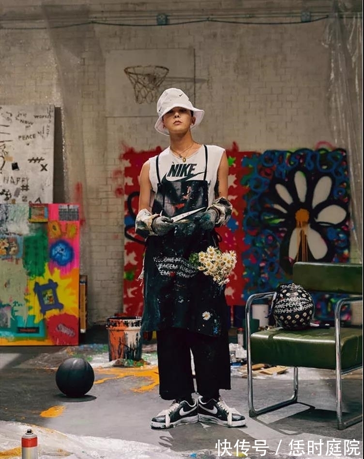 白钩 合作的联名鞋直接秒空,连50码的都卖完,价格居然高达3万一双?