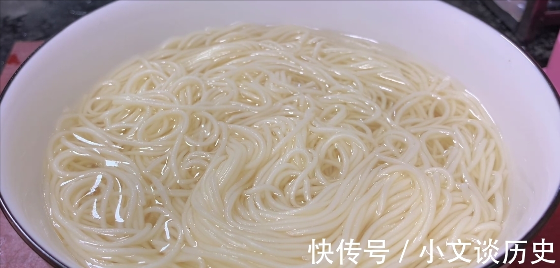 柳州螺蛳粉|煮面条，水开下锅就错了，大厨教你一招，出锅爽滑又劲道，快学学