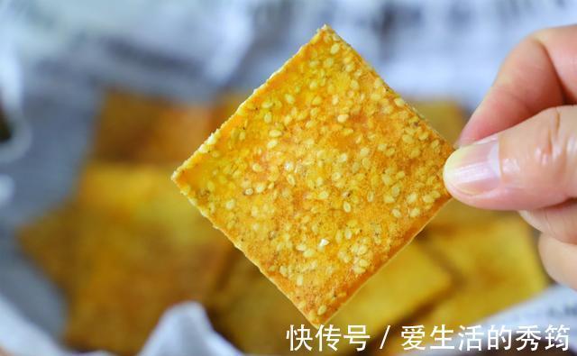 芝麻|比锅巴还酥脆的饼干,1勺面粉搅上2个鸡蛋,咬一口嘎嘣脆,太香了
