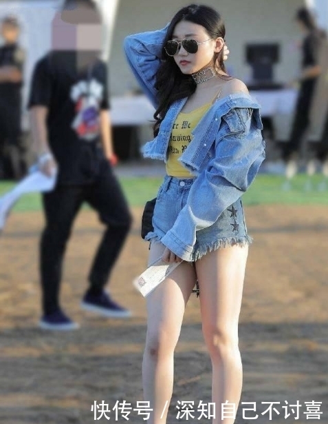 美女|街拍:美女灰色吊带套裙,尽显曼妙身姿,纤细的美腿很是吸睛