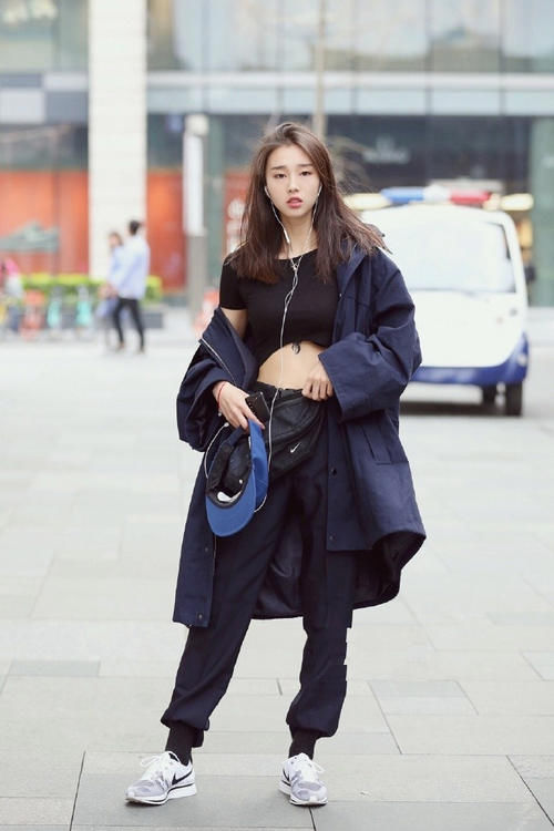 美女穿搭：秋高气爽的时节，格子裤和格子裙，轻松穿出休闲范儿！