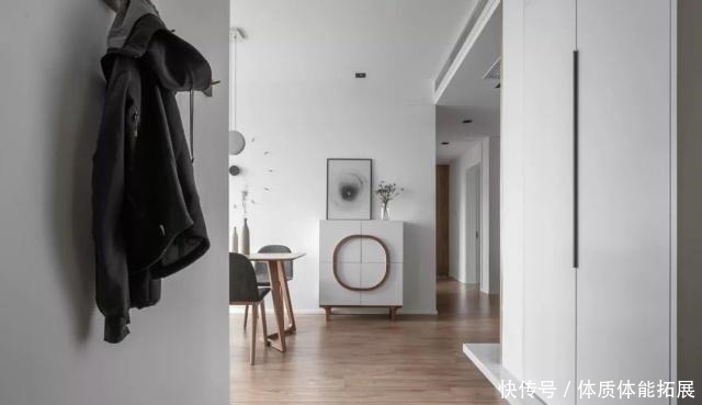 玄关|入户见厅的户型,玄关就该这样设计,不占地方又显得整齐,挺实用!