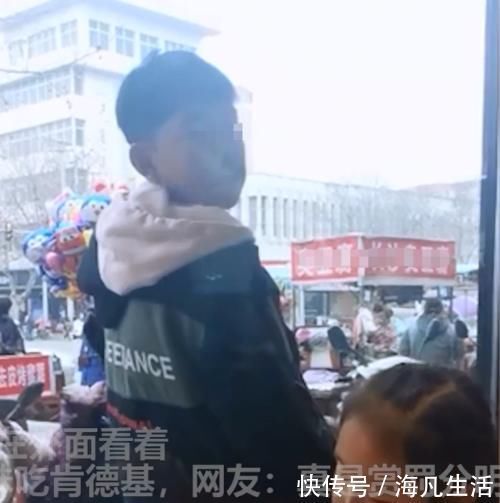 汉堡包|小男孩英语没考好,父亲惩罚儿子待在外边,看妹妹在屋里吃汉堡